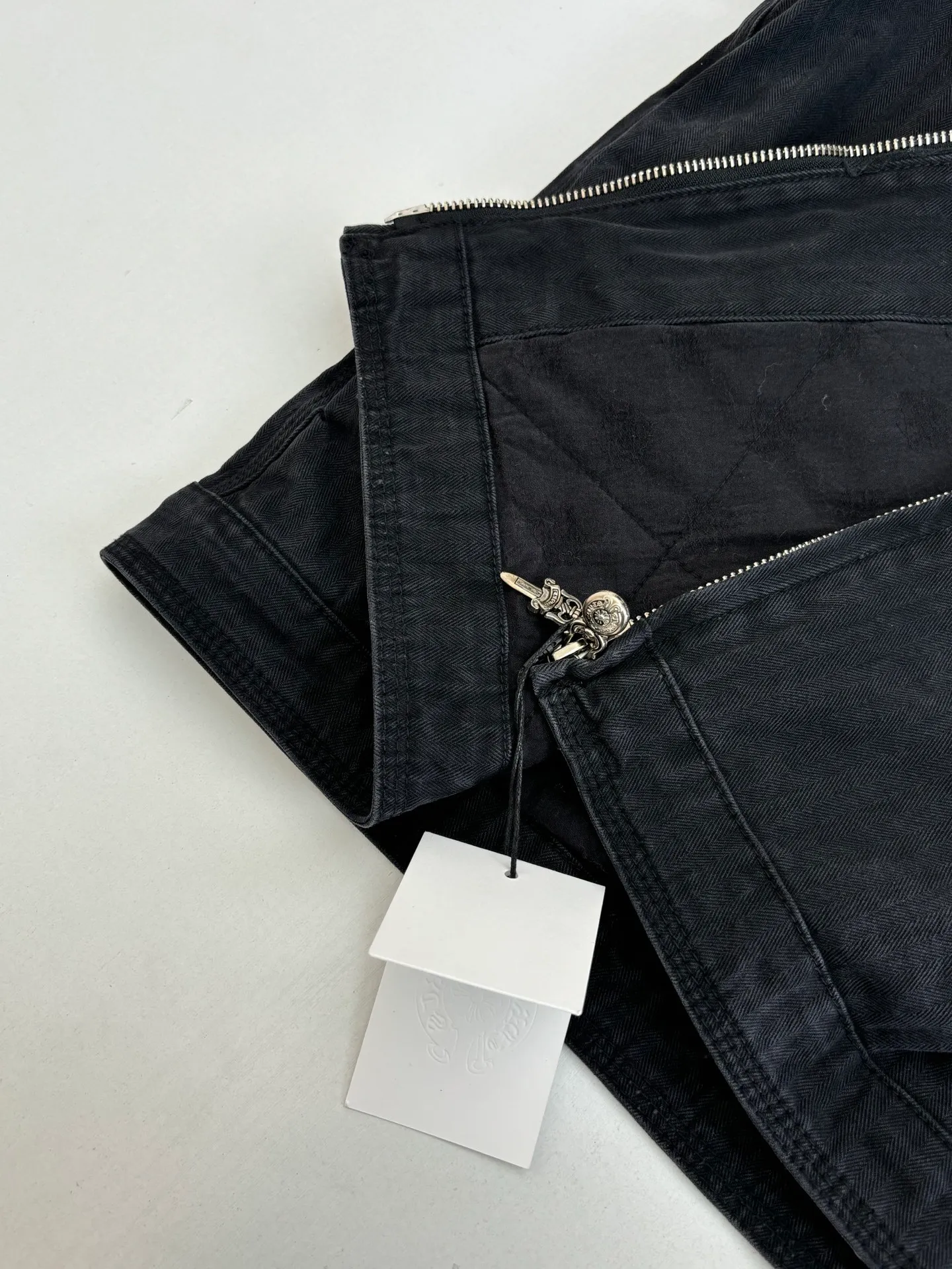 P790 Chrome Hearts*/Chrome Hearts 26Fw new herringbone pattern washed workwear cotton fabric. The main body fabric is made of pure cotton fabric with herringbone pattern woven according to YB. It has a three-dimensional crisp effect. The lining is made of jacquard pure cotton fabric. Minimum order. Ready-made garments are washed. Natural gray effect (Chehao garments stayed in the washing factory for a month and finally the effect was perfect). Due to the difficulty of washing, the scrap rate is extremely high and treasure the spot. The x neckline is cut and cut with genuine sheepskin film, and the molded hardware is aged and oxidized. Size: S/M/L